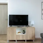 Апартаменти Terrace Flat By House And People *