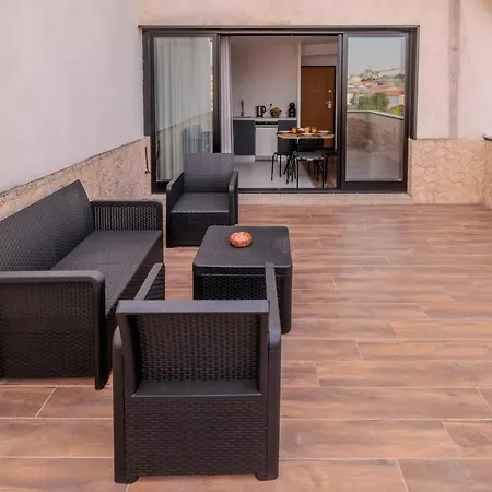 아파트 Terrace Flat By House And People